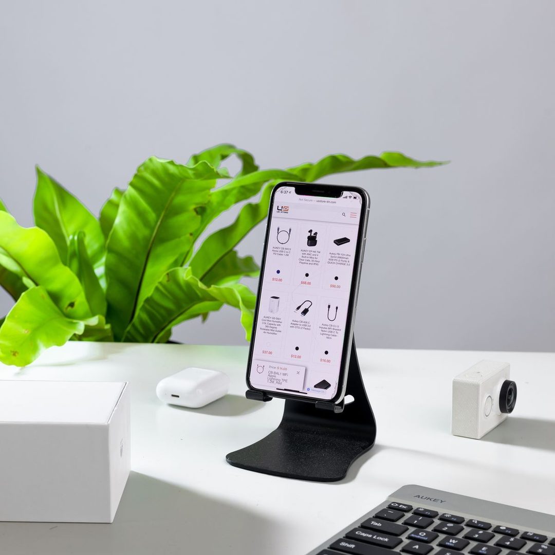 Temiz bir çalışma masasında modern akıllı telefon