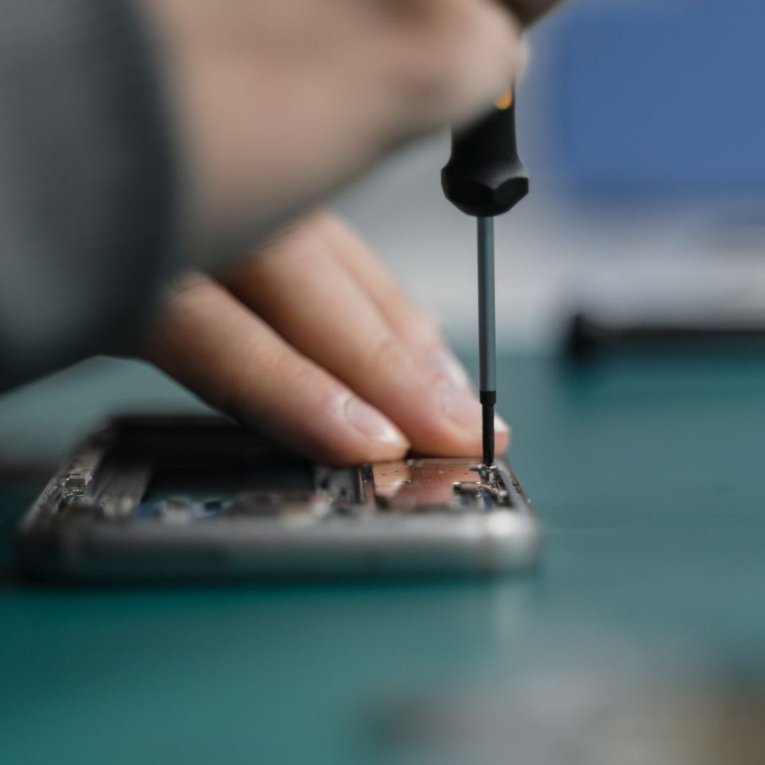 Açılmış bir akıllı telefon üzerinde hassas onarım çalışması